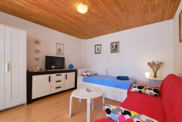 Studio Mirta, surrounded by greenery in Poljana, Mali Lošinj
