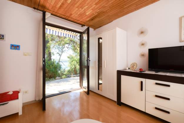 Studio Mirta, surrounded by greenery in Poljana, Mali Lošinj