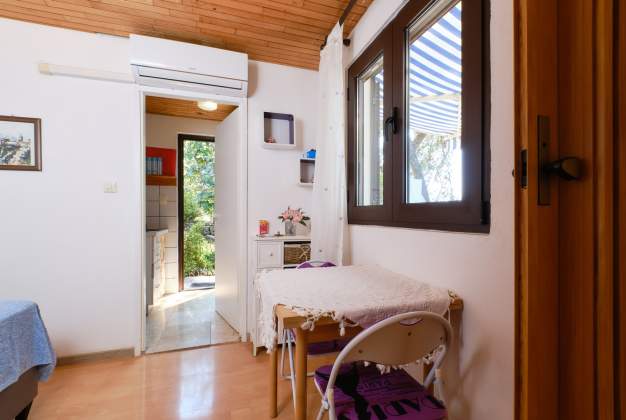 Studio Mirta, surrounded by greenery in Poljana, Mali Lošinj