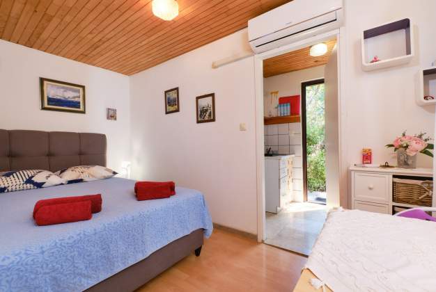 Studio Mirta, surrounded by greenery in Poljana, Mali Lošinj
