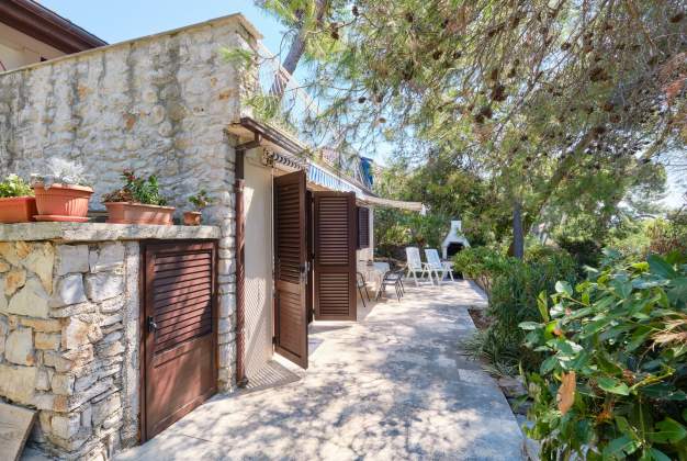 Studio Mirta, surrounded by greenery in Poljana, Mali Lošinj
