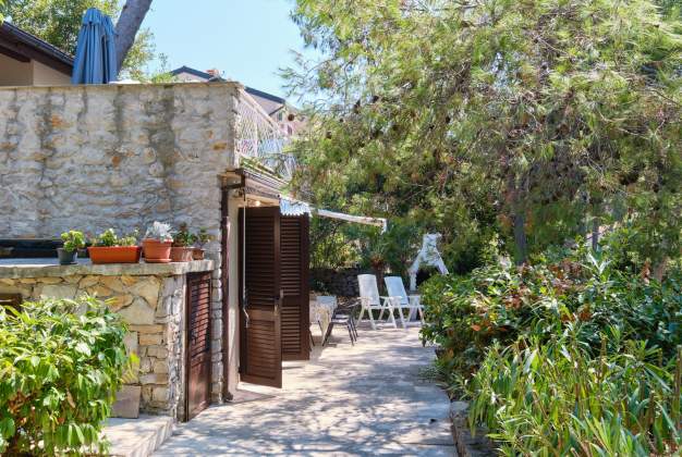 Studio Mirta, surrounded by greenery in Poljana, Mali Lošinj