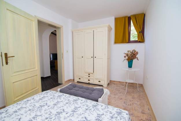 Valdarke Terrace Apartment for 3 Guests, Veli Lošinj