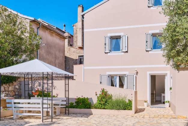 Country House Ćunski – Spacious holiday home with terrace, Mali Lošinj