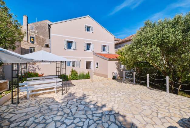 Country House Ćunski – Spacious holiday home with terrace, Mali Lošinj