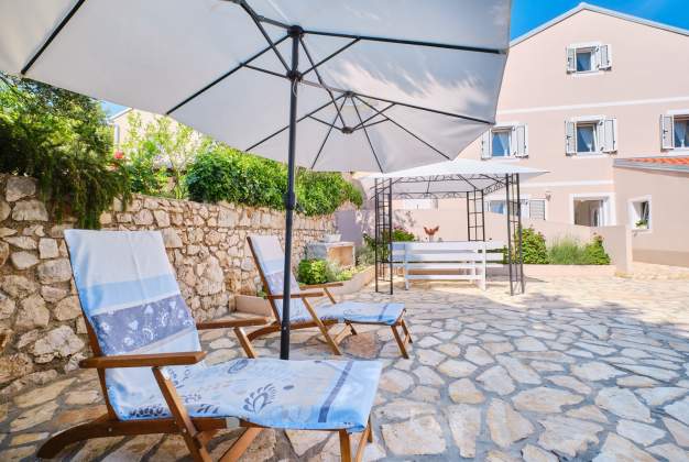 Country House Ćunski – Spacious holiday home with terrace, Mali Lošinj
