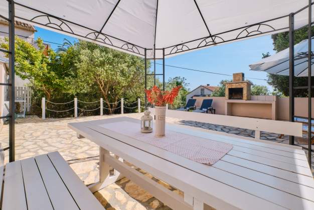 Country House Ćunski – Spacious holiday home with terrace, Mali Lošinj