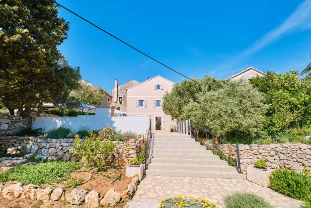Country House Ćunski – Spacious holiday home with terrace, Mali Lošinj