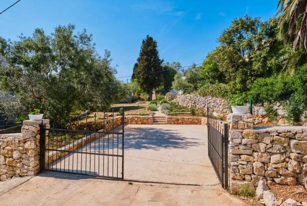 Country House Ćunski – Spacious holiday home with terrace, Mali Lošinj