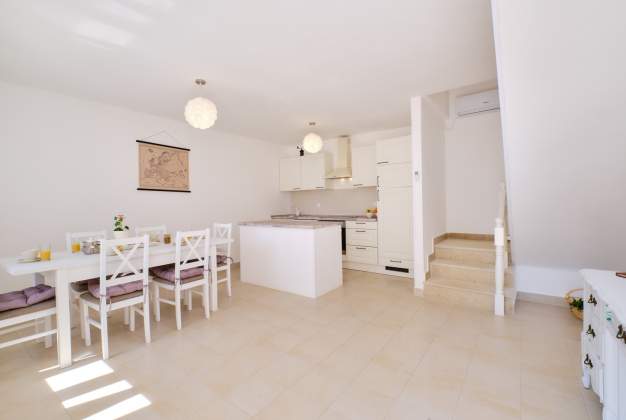 Country House Ćunski – Spacious holiday home with terrace, Mali Lošinj
