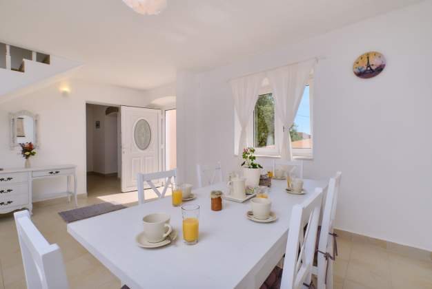 Country House Ćunski – Spacious holiday home with terrace, Mali Lošinj