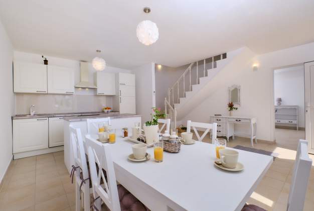 Country House Ćunski – Spacious holiday home with terrace, Mali Lošinj