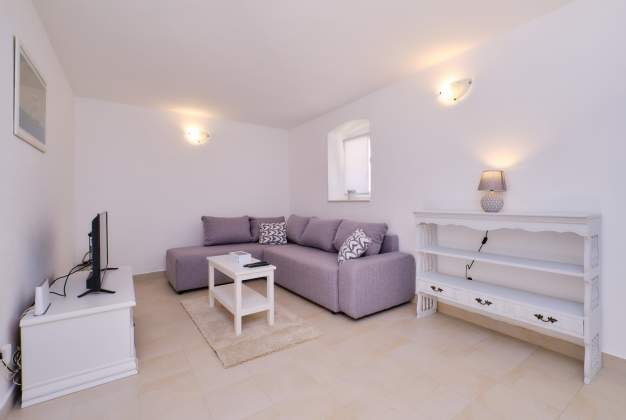 Country House Ćunski – Spacious holiday home with terrace, Mali Lošinj