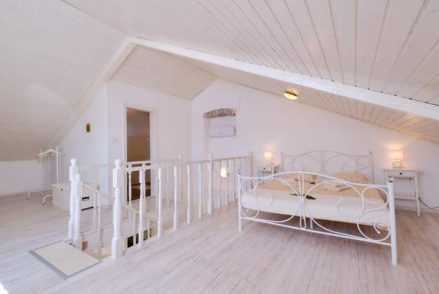 Country House Ćunski – Spacious holiday home with terrace, Mali Lošinj