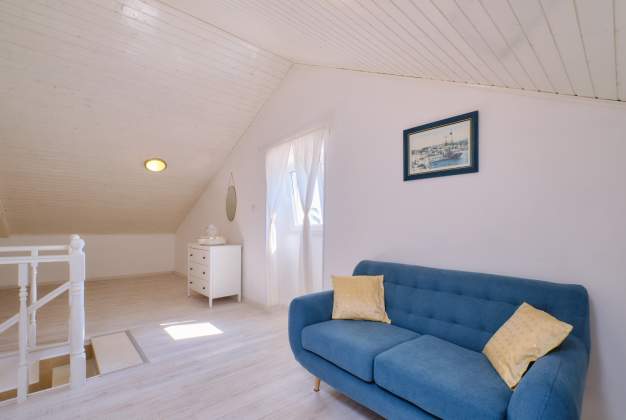 Country House Ćunski – Spacious holiday home with terrace, Mali Lošinj