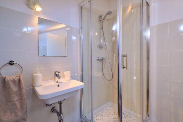 Country House Ćunski – Spacious holiday home with terrace, Mali Lošinj