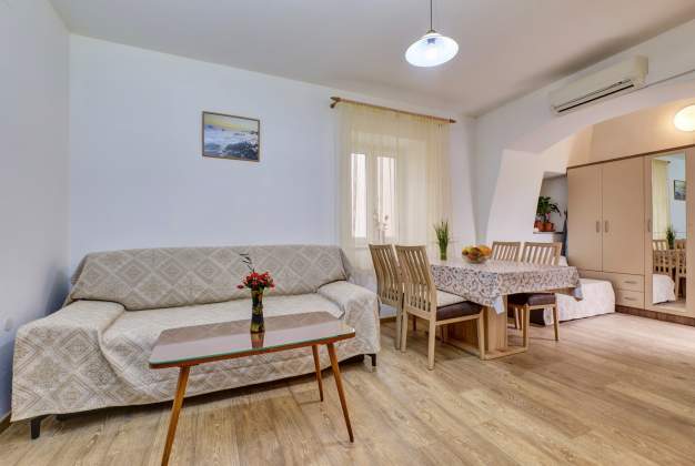 Newly renovated apartment Dani 1, for three people with a balcony near the beach - Mali Lošinj, Croa