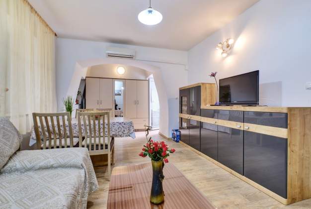 Newly renovated apartment Dani 1, for three people with a balcony near the beach - Mali Lošinj, Croa