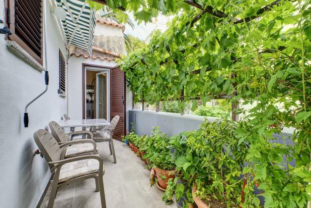 Newly renovated apartment Dani 1, for three people with a balcony near the beach - Mali Lošinj, Croa