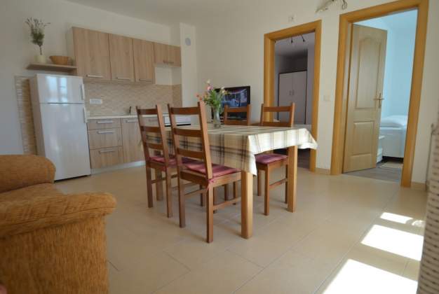 Apartment Duje 3 - Spacious stay near beach, terrace with BBQ in Artatore, Mali Lošinj